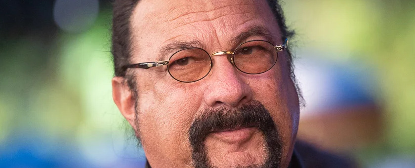 Стивен Сигал выставил на продажу особняк на Рублевке в Подмосковье